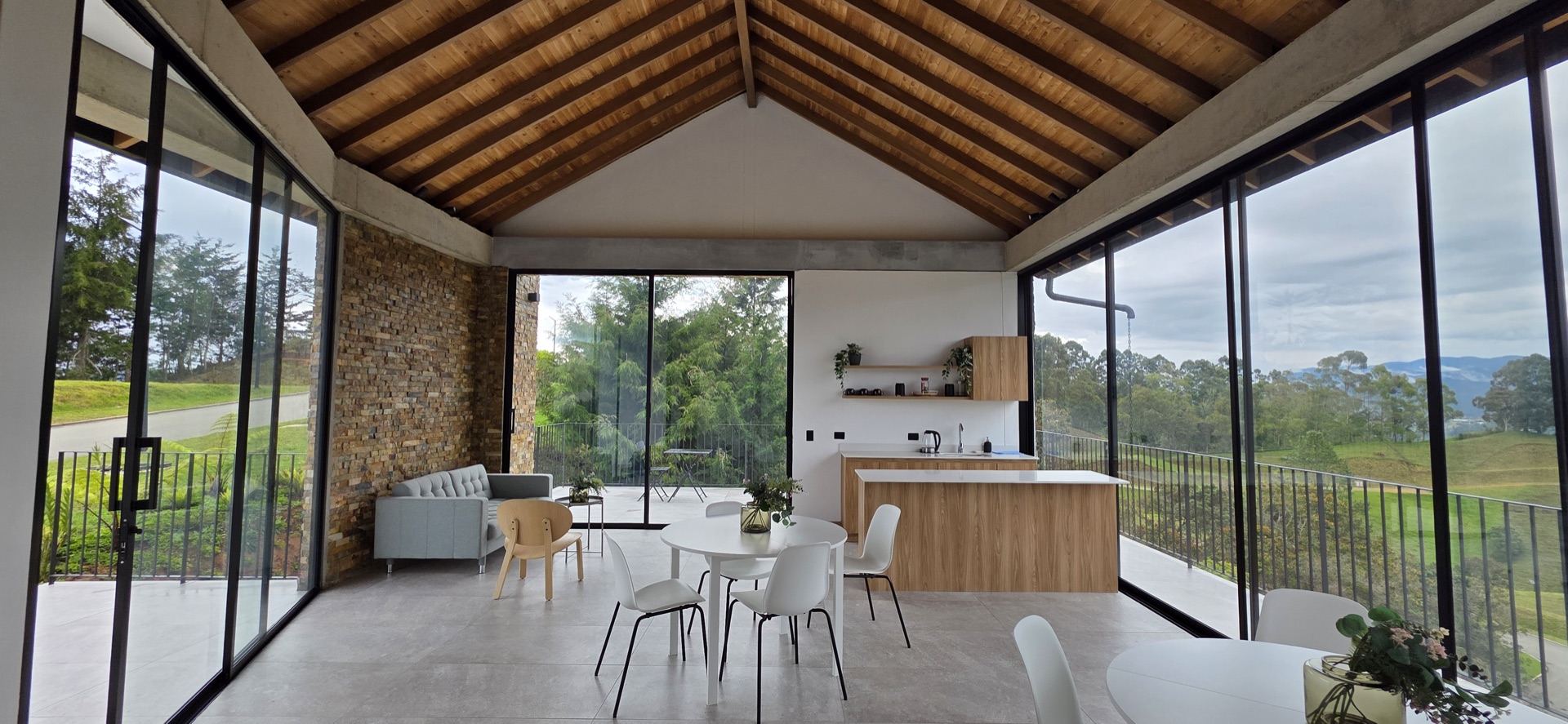 Proceso de construccion de casa de lujo en Llanogrande — lote, arquitecto, constructor